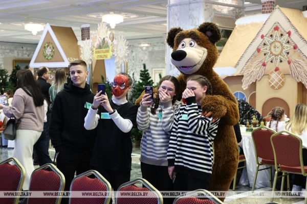 Сказочное шоу и подарок от Президента. Как проходят новогодние утренники во Дворце Независимости