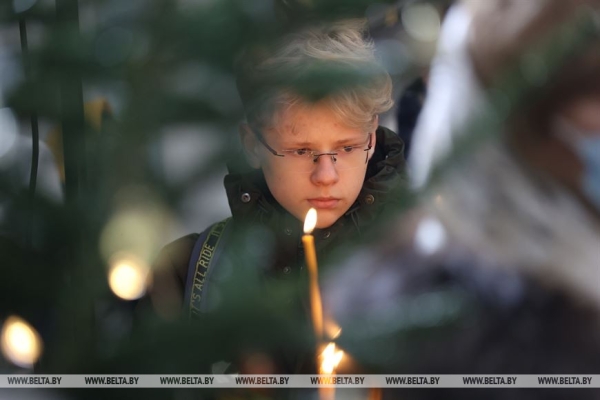 ФОТОФАКТ: От Сочельника - к Рождеству. Праздничные богослужения начались в православных храмах ФОТОФАКТ: От Сочельника - к Рождеству. Праздничные богослужения начались в православных храмах