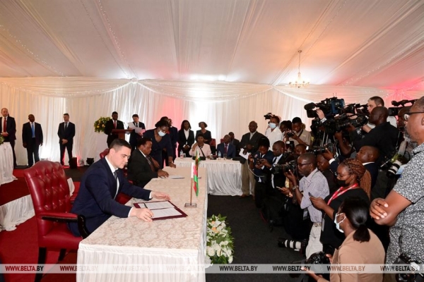 Беларусь и Зимбабве в ходе государственного визита Лукашенко подписали пакет документов Беларусь и Зимбабве в ходе государственного визита Лукашенко подписали пакет документов