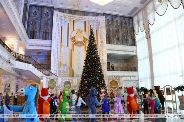 Сказочное шоу и подарок от Президента. Как проходят новогодние утренники во Дворце Независимости