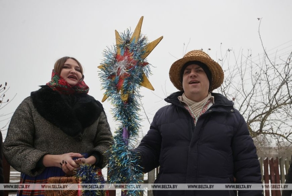 Коза, медведь и рождественская звезда. Как колядуют в Щучинском районе