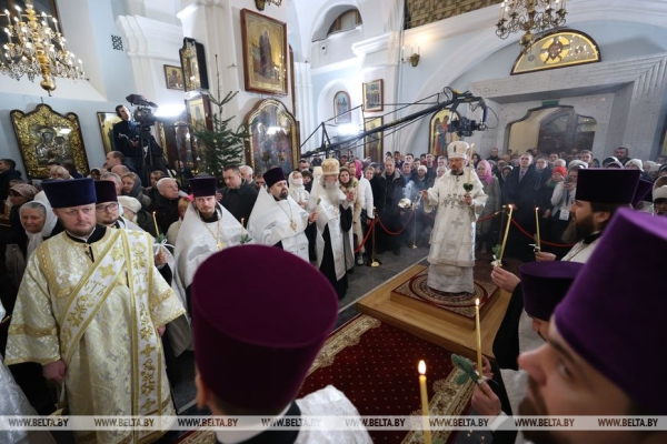 ФОТОФАКТ: От Сочельника - к Рождеству. Праздничные богослужения начались в православных храмах ФОТОФАКТ: От Сочельника - к Рождеству. Праздничные богослужения начались в православных храмах