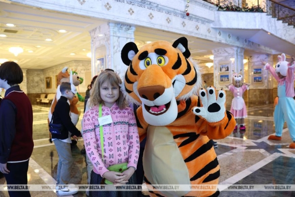 Сказочное шоу и подарок от Президента. Как проходят новогодние утренники во Дворце Независимости