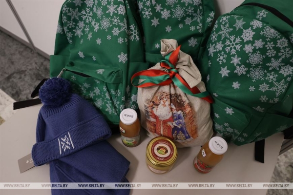 Сказочное шоу и подарок от Президента. Как проходят новогодние утренники во Дворце Независимости