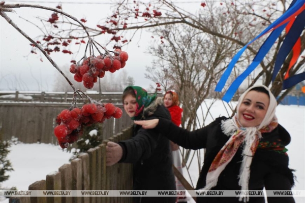 Песни, гадания и оберег от одиночества: старинный колядный обряд возродили в Могилевском районе Песни, гадания и оберег от одиночества: старинный колядный обряд возродили в Могилевском районе