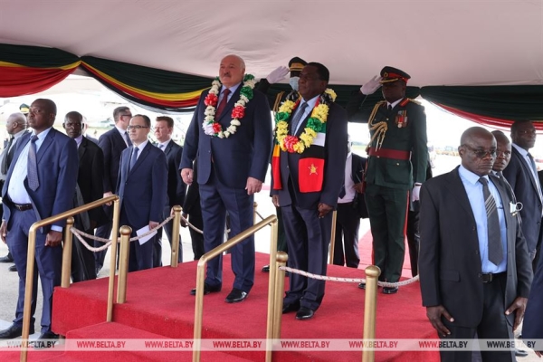 Лукашенко прибыл с государственным визитом в Зимбабве Лукашенко прибыл с государственным визитом в Зимбабве