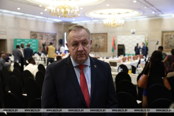 Белорусско-зимбабвийский бизнес-форум начал работу в Хараре Белорусско-зимбабвийский бизнес-форум начал работу в Хараре