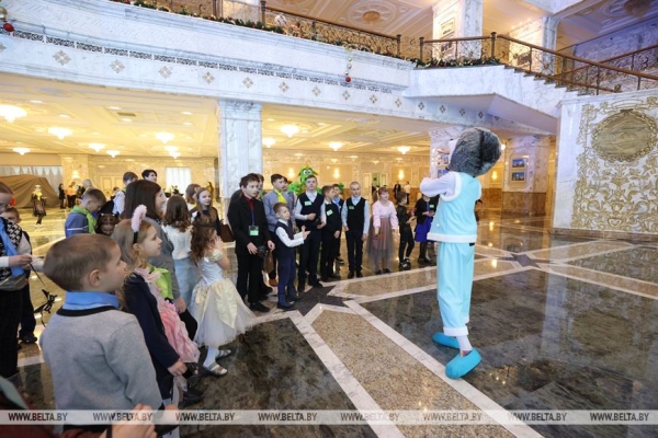 Волшебная "Академия времени": новогоднее представление для детей прошло во Дворце Независимости Волшебная "Академия времени": новогоднее представление для детей прошло во Дворце Независимости