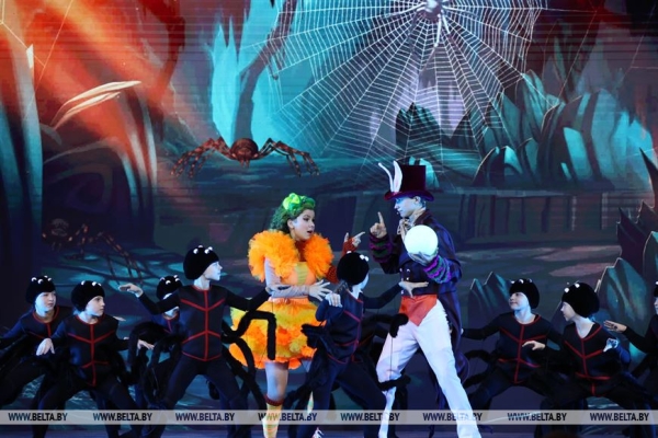 Сказочное шоу и подарок от Президента. Как проходят новогодние утренники во Дворце Независимости