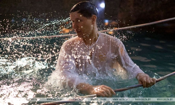 ФОТОРЕПОРТАЖ: Крещенские купания проходят в Беларуси