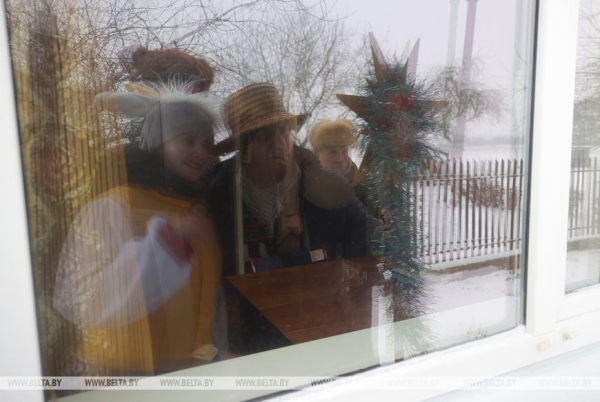 Коза, медведь и рождественская звезда. Как колядуют в Щучинском районе