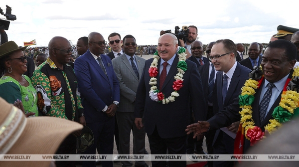 Лукашенко прибыл с государственным визитом в Зимбабве Лукашенко прибыл с государственным визитом в Зимбабве