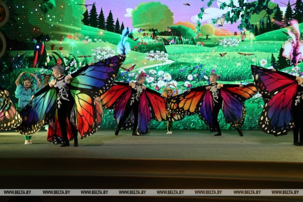 Сказочное шоу и подарок от Президента. Как проходят новогодние утренники во Дворце Независимости