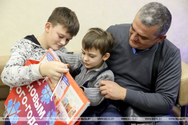 На что способны белорусы! Многодетная семья передала братьям-беженцам из Украины подарки