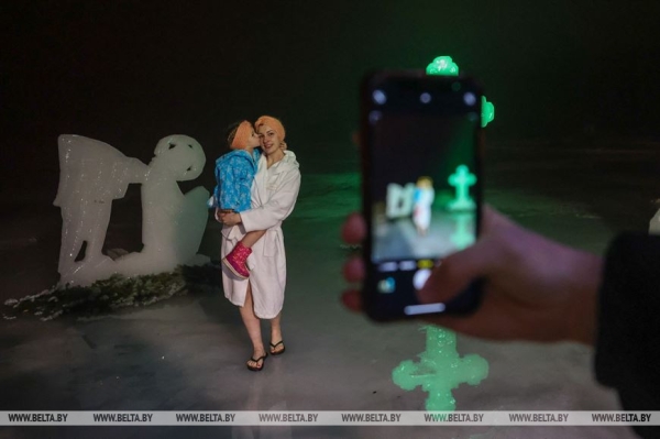 ФОТОРЕПОРТАЖ: Крещенские купания проходят в Беларуси