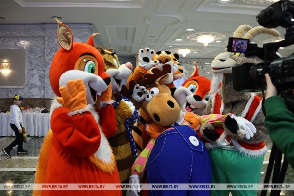 Сказочное шоу и подарок от Президента. Как проходят новогодние утренники во Дворце Независимости