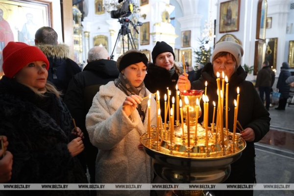 ФОТОФАКТ: От Сочельника - к Рождеству. Праздничные богослужения начались в православных храмах ФОТОФАКТ: От Сочельника - к Рождеству. Праздничные богослужения начались в православных храмах