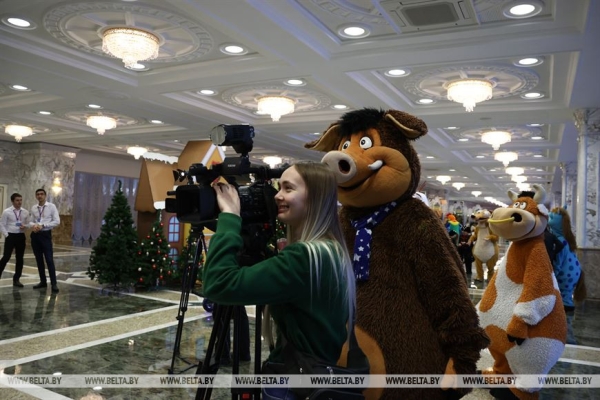 Сказочное шоу и подарок от Президента. Как проходят новогодние утренники во Дворце Независимости