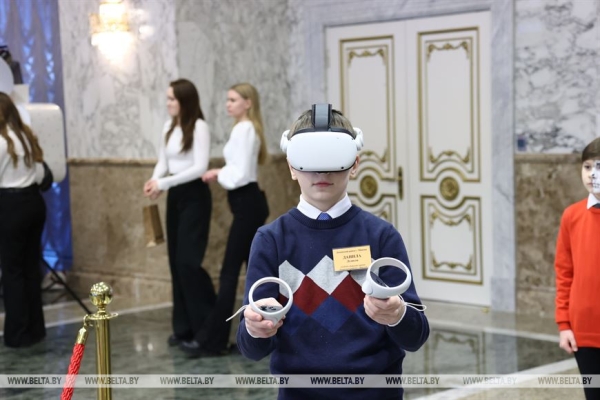 Сказочное шоу и подарок от Президента. Как проходят новогодние утренники во Дворце Независимости