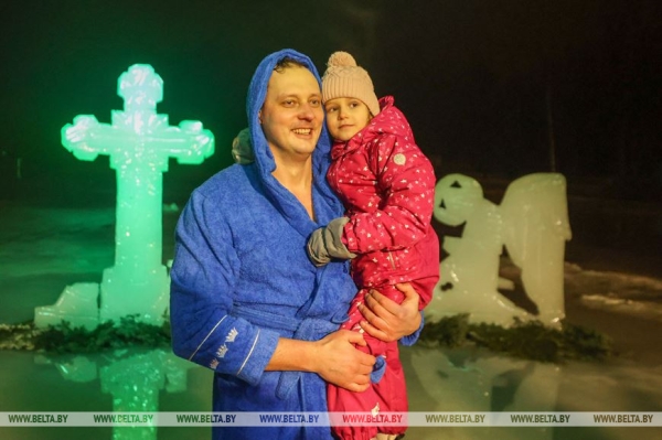 ФОТОРЕПОРТАЖ: Крещенские купания проходят в Беларуси