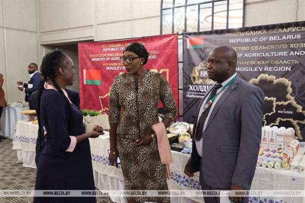 Белорусско-зимбабвийский бизнес-форум начал работу в Хараре Белорусско-зимбабвийский бизнес-форум начал работу в Хараре