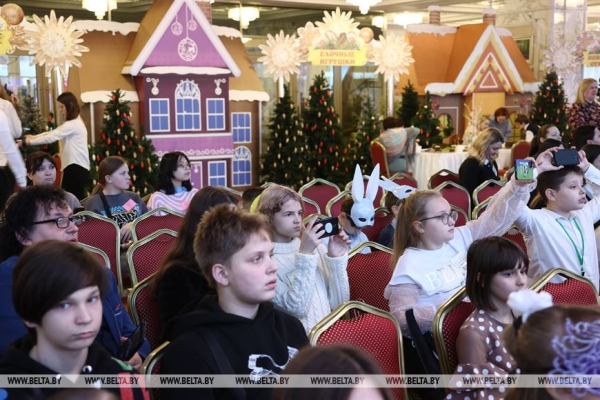 Сказочное шоу и подарок от Президента. Как проходят новогодние утренники во Дворце Независимости