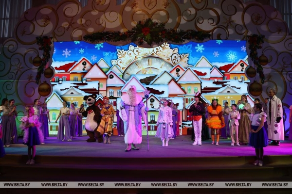 Сказочное шоу и подарок от Президента. Как проходят новогодние утренники во Дворце Независимости