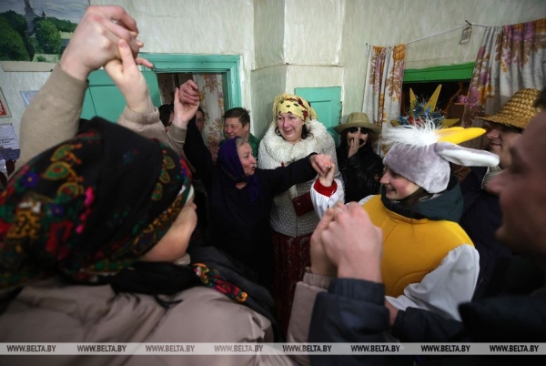 Коза, медведь и рождественская звезда. Как колядуют в Щучинском районе