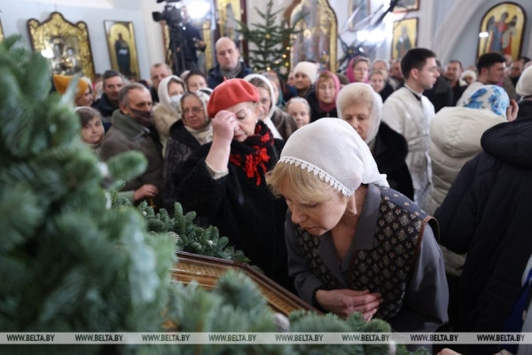 ФОТОФАКТ: От Сочельника - к Рождеству. Праздничные богослужения начались в православных храмах ФОТОФАКТ: От Сочельника - к Рождеству. Праздничные богослужения начались в православных храмах