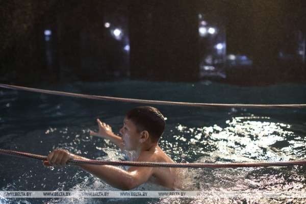 ФОТОРЕПОРТАЖ: Крещенские купания проходят в Беларуси