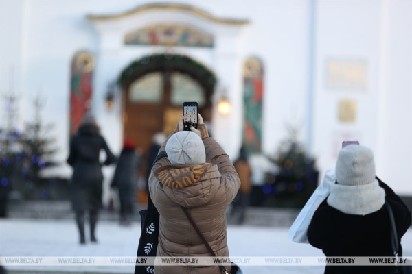 ФОТОФАКТ: От Сочельника - к Рождеству. Праздничные богослужения начались в православных храмах ФОТОФАКТ: От Сочельника - к Рождеству. Праздничные богослужения начались в православных храмах