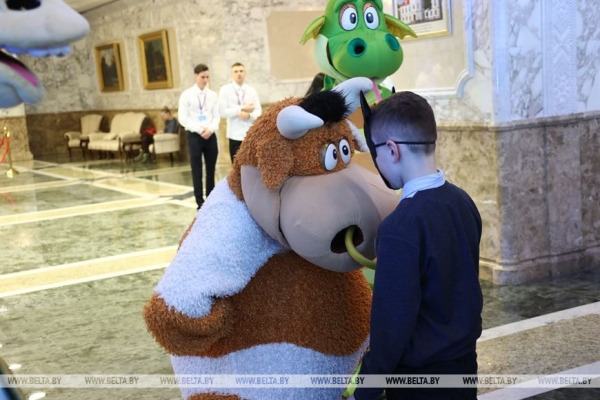 Сказочное шоу и подарок от Президента. Как проходят новогодние утренники во Дворце Независимости