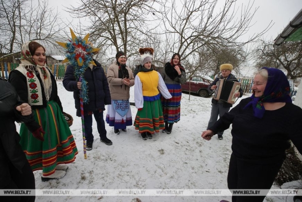Коза, медведь и рождественская звезда. Как колядуют в Щучинском районе