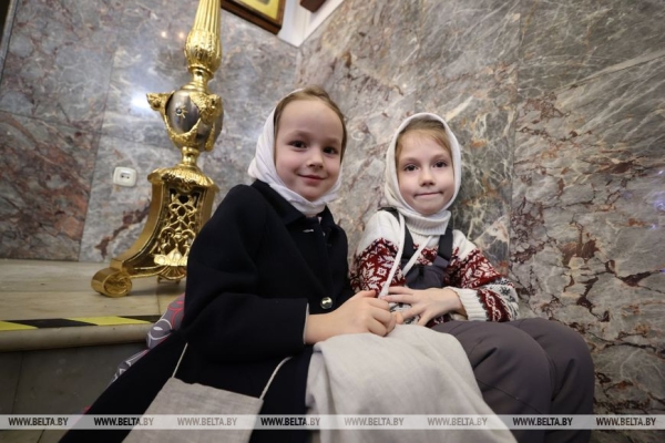 ФОТОФАКТ: От Сочельника - к Рождеству. Праздничные богослужения начались в православных храмах ФОТОФАКТ: От Сочельника - к Рождеству. Праздничные богослужения начались в православных храмах