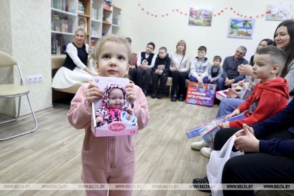 На что способны белорусы! Многодетная семья передала братьям-беженцам из Украины подарки