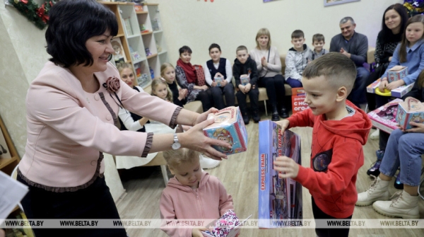 На что способны белорусы! Многодетная семья передала братьям-беженцам из Украины подарки