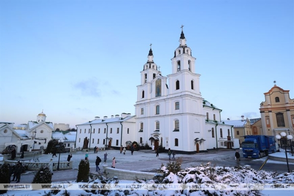 ФОТОФАКТ: От Сочельника - к Рождеству. Праздничные богослужения начались в православных храмах ФОТОФАКТ: От Сочельника - к Рождеству. Праздничные богослужения начались в православных храмах