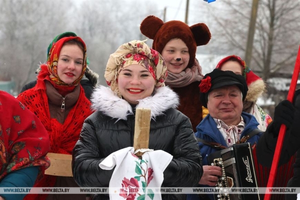 Песни, гадания и оберег от одиночества: старинный колядный обряд возродили в Могилевском районе Песни, гадания и оберег от одиночества: старинный колядный обряд возродили в Могилевском районе