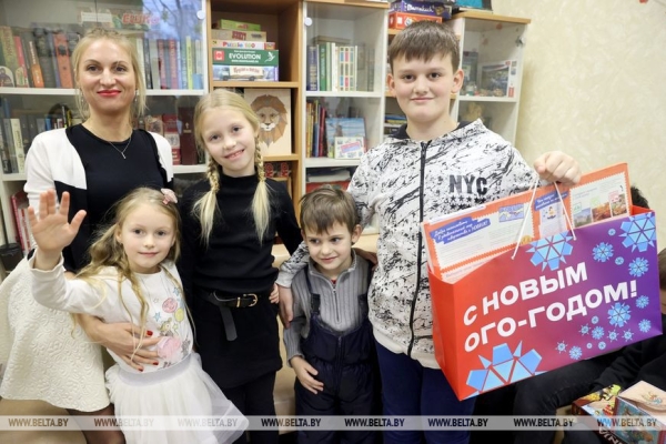 На что способны белорусы! Многодетная семья передала братьям-беженцам из Украины подарки