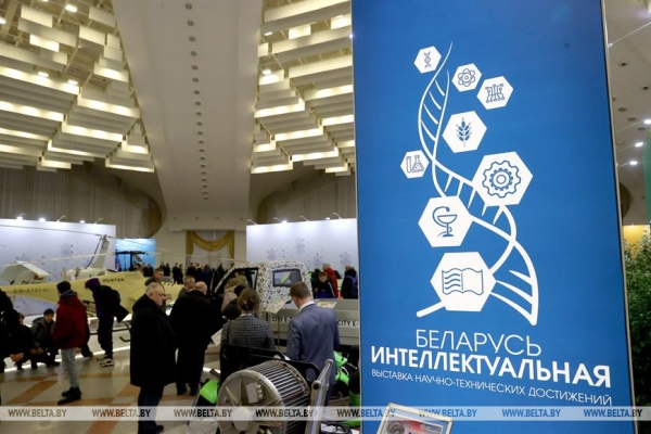 Лукашенко о выставке "Беларусь интеллектуальная": надо всем показать, что делают наши ученые и что у нас есть будущее Лукашенко о выставке "Беларусь интеллектуальная": надо всем показать, что делают наши ученые и что у нас есть будущее