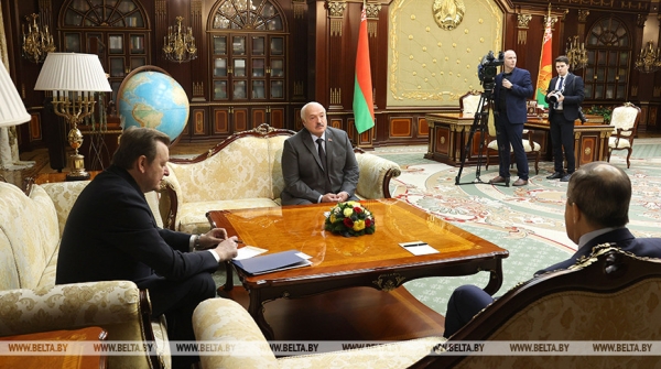 Лукашенко: Запад пытается использовать против Беларуси Украину, но она пока держится