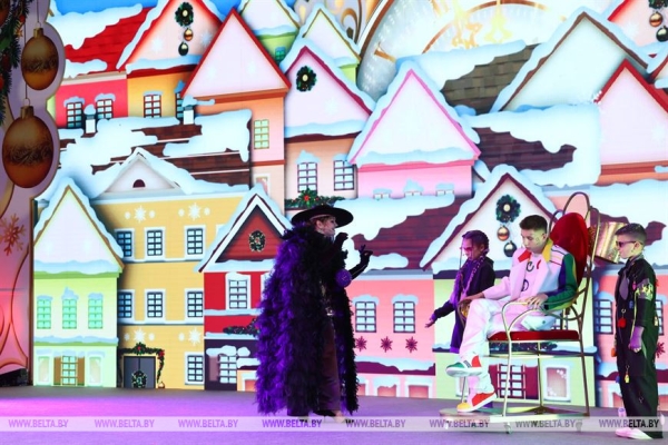 Сказочное шоу и подарок от Президента. Как проходят новогодние утренники во Дворце Независимости