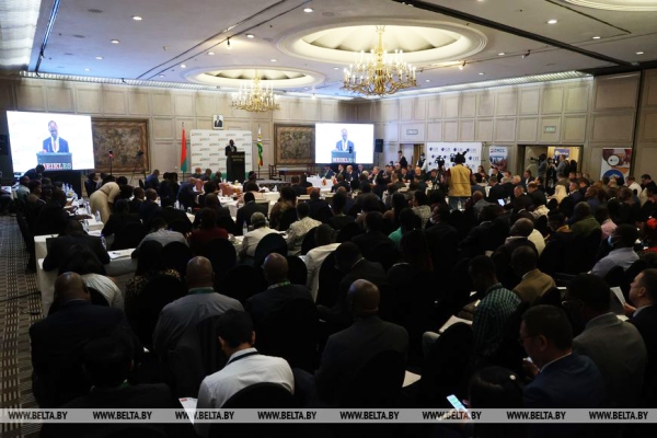 Лукашенко прибыл с государственным визитом в Зимбабве Лукашенко прибыл с государственным визитом в Зимбабве