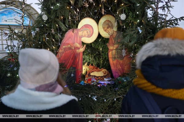ФОТОФАКТ: От Сочельника - к Рождеству. Праздничные богослужения начались в православных храмах ФОТОФАКТ: От Сочельника - к Рождеству. Праздничные богослужения начались в православных храмах