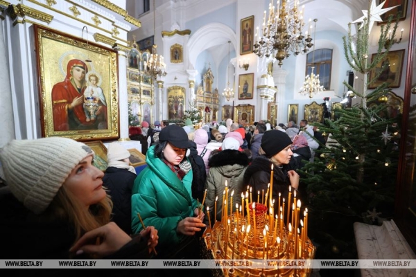 ФОТОФАКТ: От Сочельника - к Рождеству. Праздничные богослужения начались в православных храмах ФОТОФАКТ: От Сочельника - к Рождеству. Праздничные богослужения начались в православных храмах