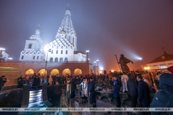 ФОТОРЕПОРТАЖ: Крещенские купания проходят в Беларуси