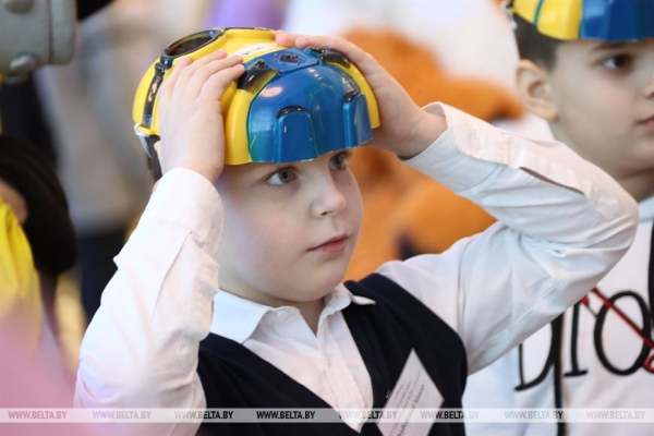 Сказочное шоу и подарок от Президента. Как проходят новогодние утренники во Дворце Независимости