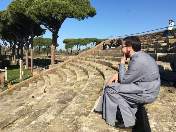 "Испытывая радость, люди делятся ею с другими". Молодой священник о Рождестве, служении и церкви