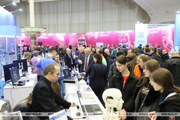 Лукашенко о выставке "Беларусь интеллектуальная": надо всем показать, что делают наши ученые и что у нас есть будущее Лукашенко о выставке "Беларусь интеллектуальная": надо всем показать, что делают наши ученые и что у нас есть будущее