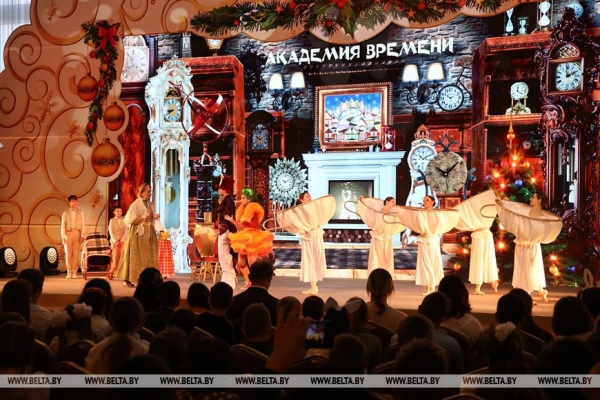 Сказочное шоу и подарок от Президента. Как проходят новогодние утренники во Дворце Независимости